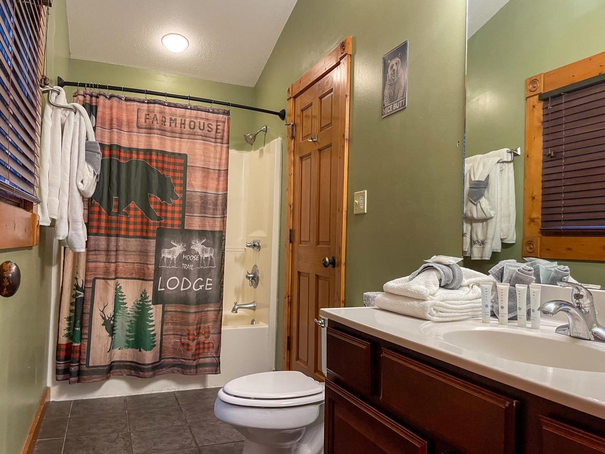 Spacious Resort Log Cabin, Easy Drive, Hot Tub, Arcade Gameroom, Mountain Vibe Гатлинбург Экстерьер фото