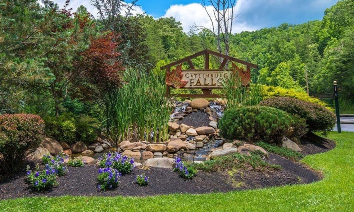 Spacious Resort Log Cabin, Easy Drive, Hot Tub, Arcade Gameroom, Mountain Vibe Гатлинбург Экстерьер фото