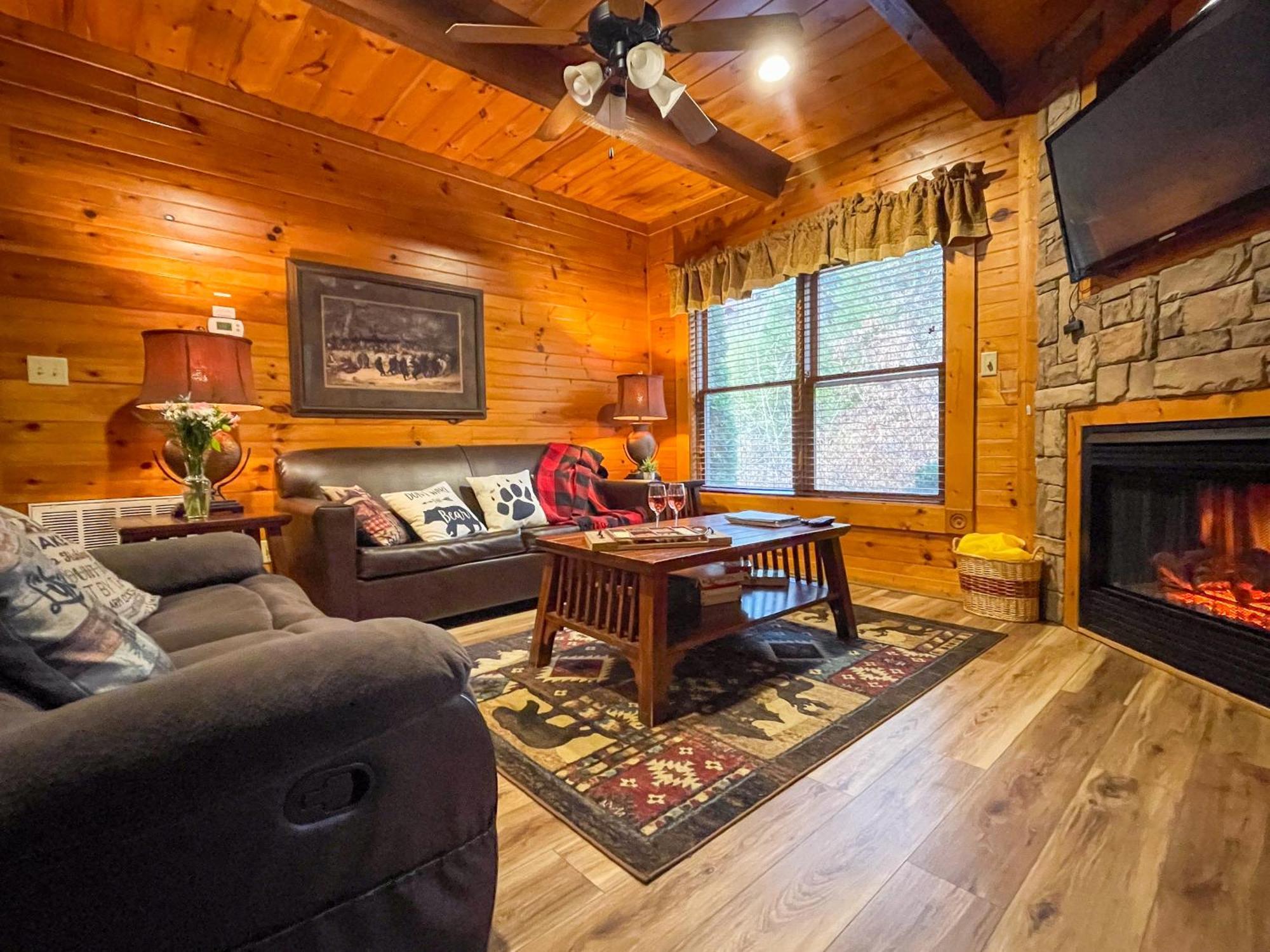Spacious Resort Log Cabin, Easy Drive, Hot Tub, Arcade Gameroom, Mountain Vibe Гатлинбург Экстерьер фото